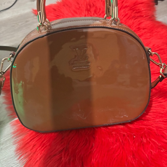 Lv embossed patent leather hand bag - Picture 7 of 8